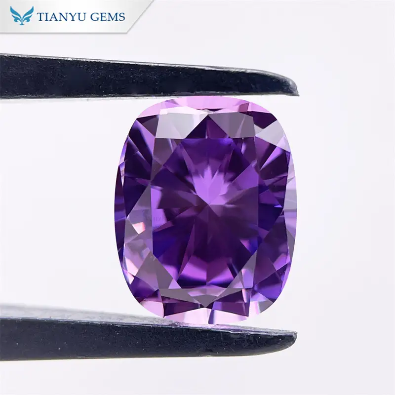 Вытянутый подушкообразный стреловидный ограненный искусственный фиолетовый сапфир 1