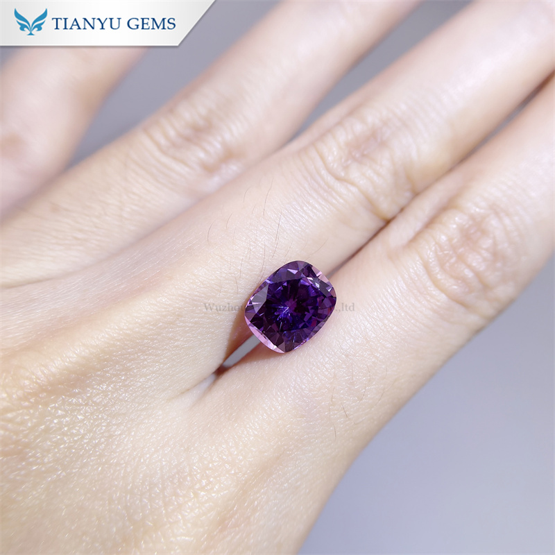 Вытянутый подушкообразный стреловидный ограненный искусственный фиолетовый сапфир 8
