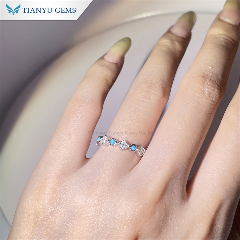 Anillo de turquesa y moissanita de Tianyu Gems, oro de 14k, con banda de turquesa blanca. 4