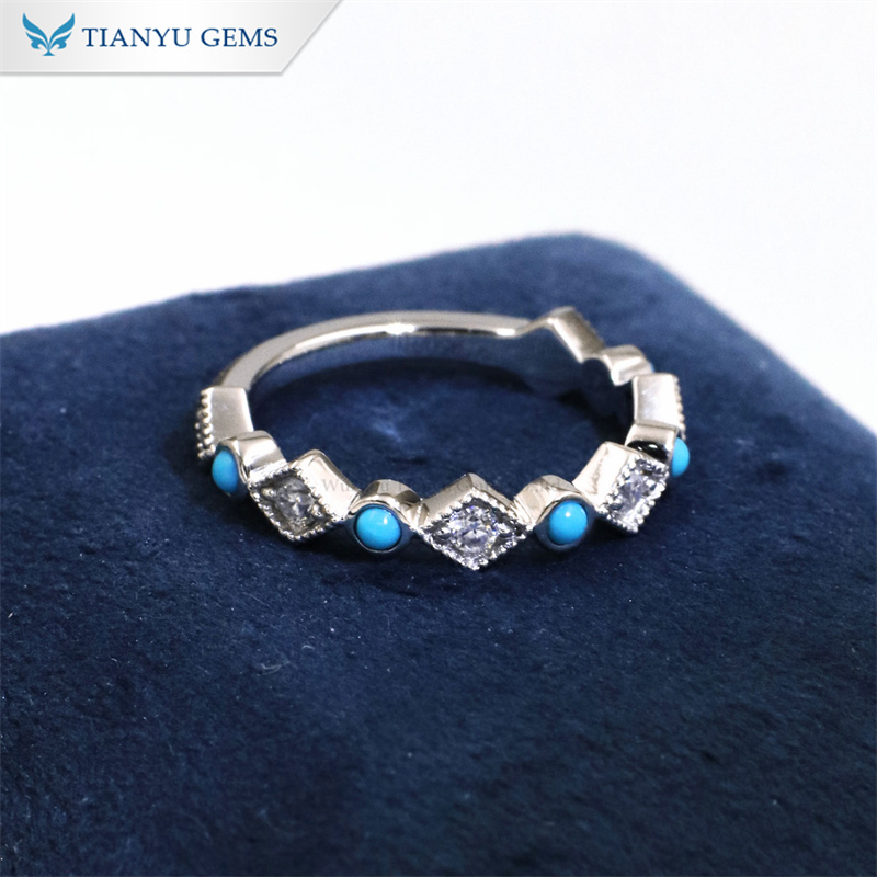 Anillo de turquesa y moissanita de Tianyu Gems, oro de 14k, con banda de turquesa blanca. 2