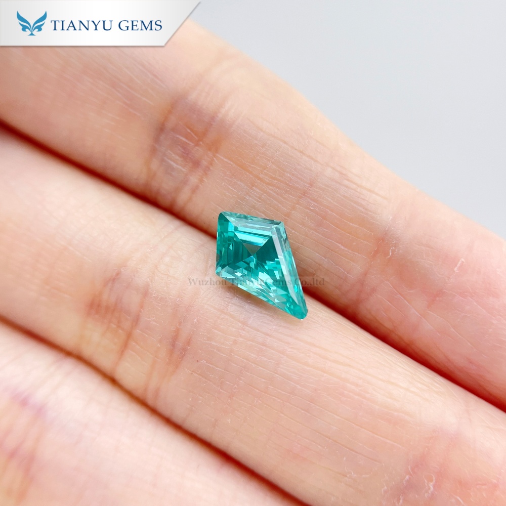 حجر كريم بارايبا المصنّع في المختبر، مقطوع على شكل طائرة ورقية 8