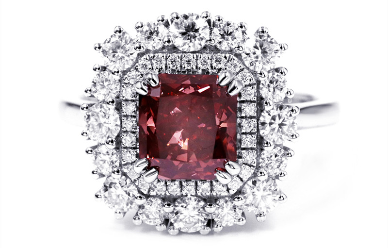 Utforskar de distinkta kontrasterna mellan röda diamanter och rubiner 8