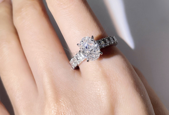 Engagement Rings vs. Wedding Rings – What’s the Difference? 1