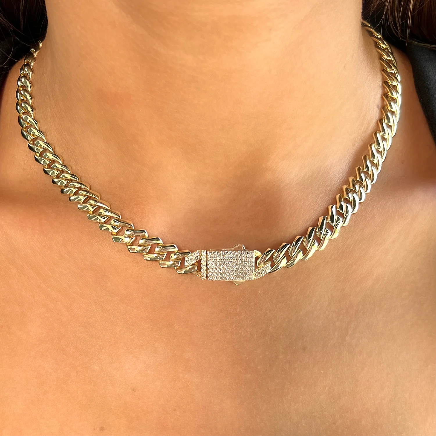 A Beginner's Guide to Choosing the Right Necklace Clasp for Your Jewelry 7