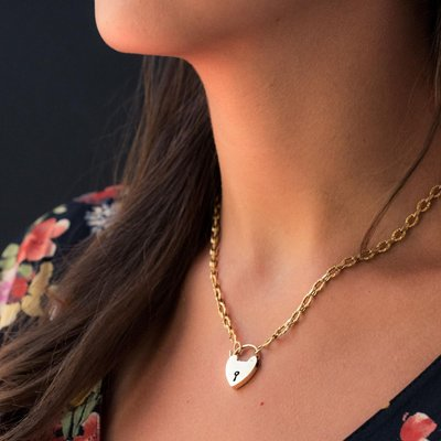 A Beginner's Guide to Choosing the Right Necklace Clasp for Your Jewelry 2