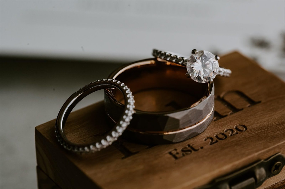 Paano malaman ang pagkakaiba sa pagitan ng singsing sa pakikipagtipan o singsing sa kasal 2