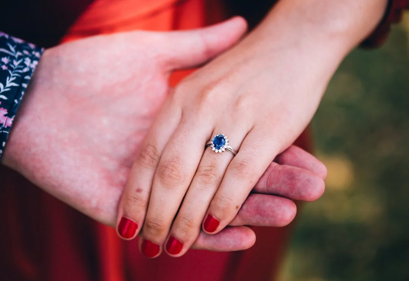 Paano malaman ang pagkakaiba sa pagitan ng singsing sa pakikipagtipan o singsing sa kasal 5