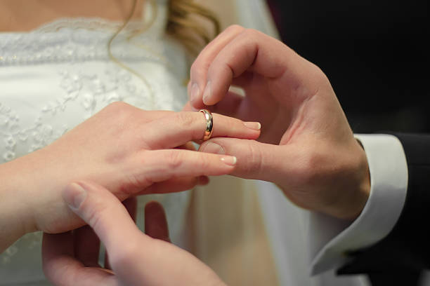 Paano malaman ang pagkakaiba sa pagitan ng singsing sa pakikipagtipan o singsing sa kasal 6