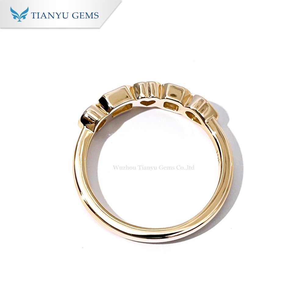 10 karat guldring med flere former og diamanter | Ring med 5 sten i blandet slebet design 9