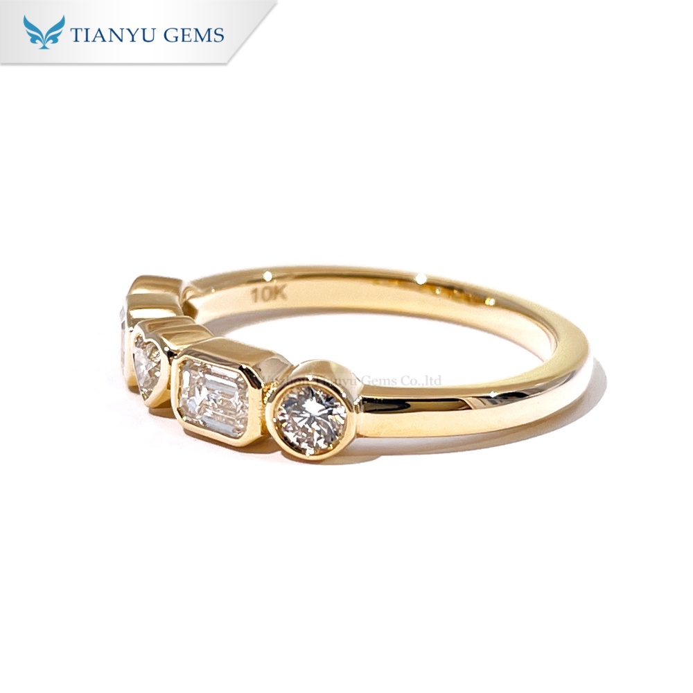 10 karat guldring med flere former og diamanter | Ring med 5 sten i blandet slebet design 6