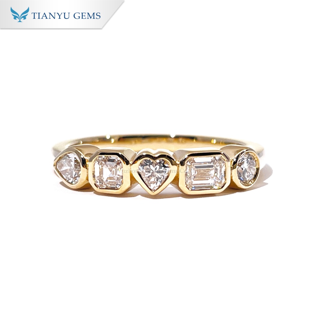 10 karat guldring med flere former og diamanter | Ring med 5 sten i blandet slebet design 5