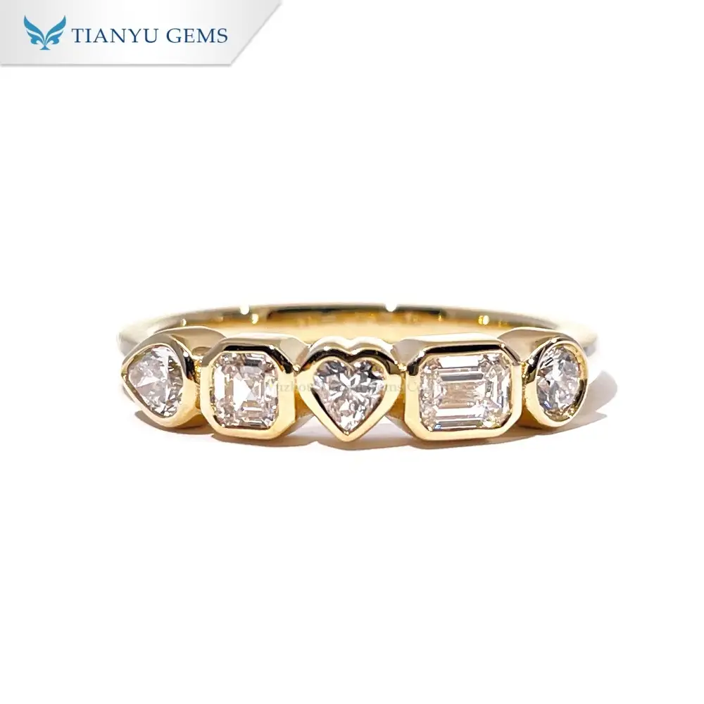 10 karat guldring med flere former og diamanter | Ring med 5 sten i blandet slebet design 1