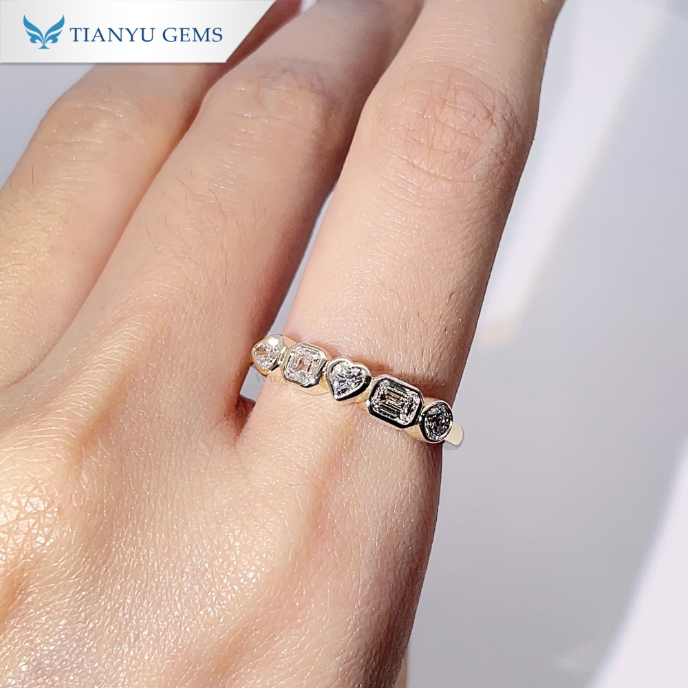 10 karat guldring med flere former og diamanter | Ring med 5 sten i blandet slebet design 7