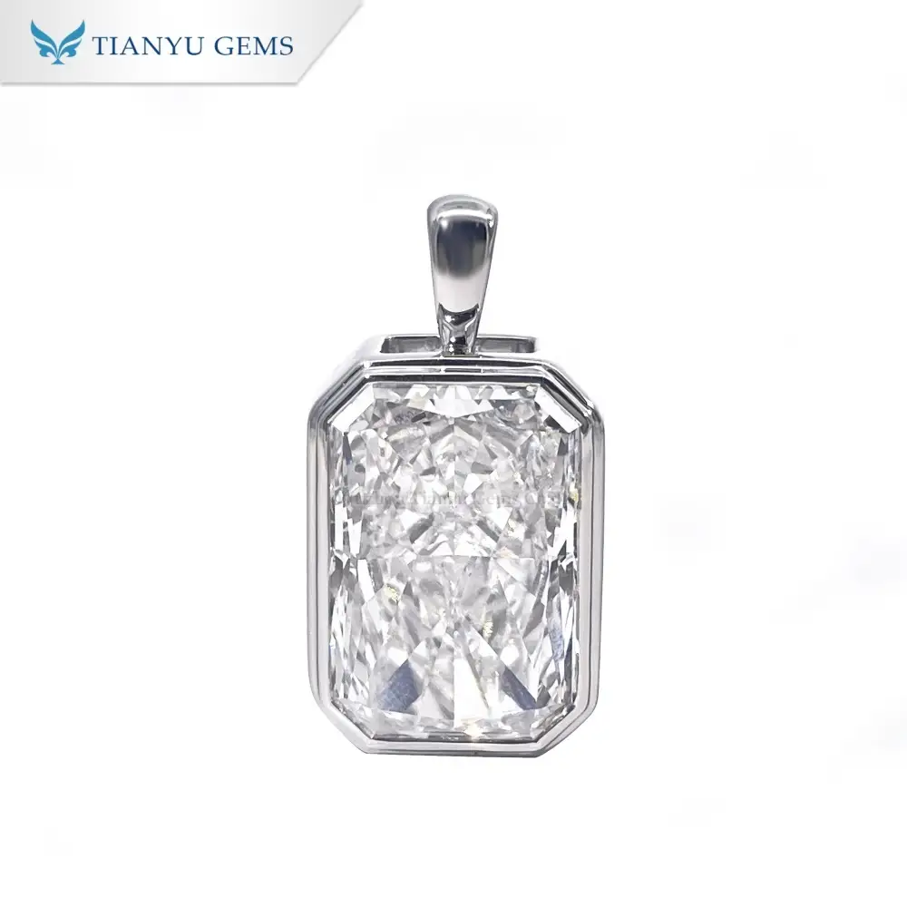 Подвеска с бриллиантом лучистой огранки, закрепленным в оправе. 1