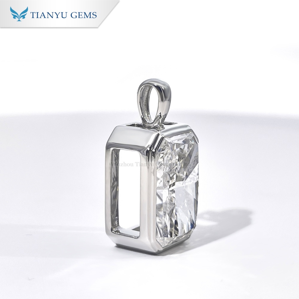 Подвеска с бриллиантом лучистой огранки, закрепленным в оправе. 6