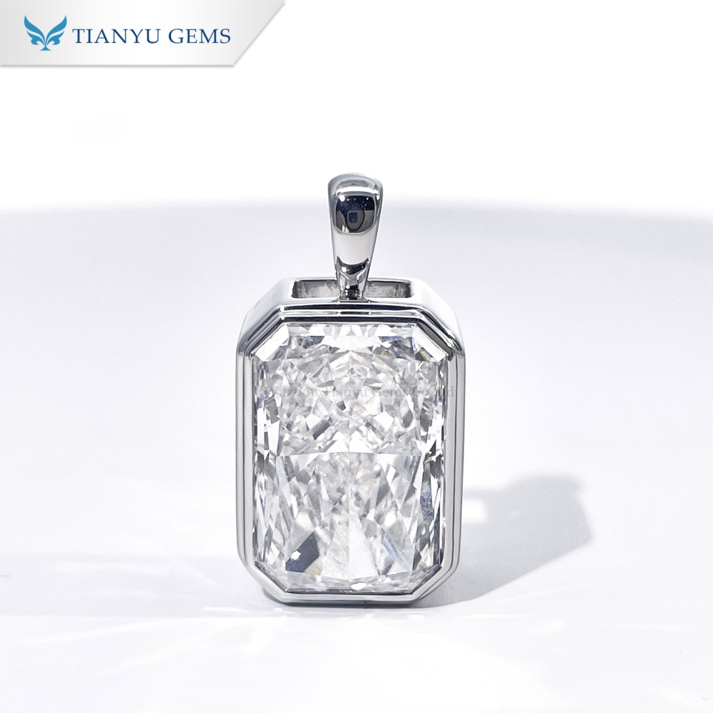 Подвеска с бриллиантом лучистой огранки, закрепленным в оправе. 5