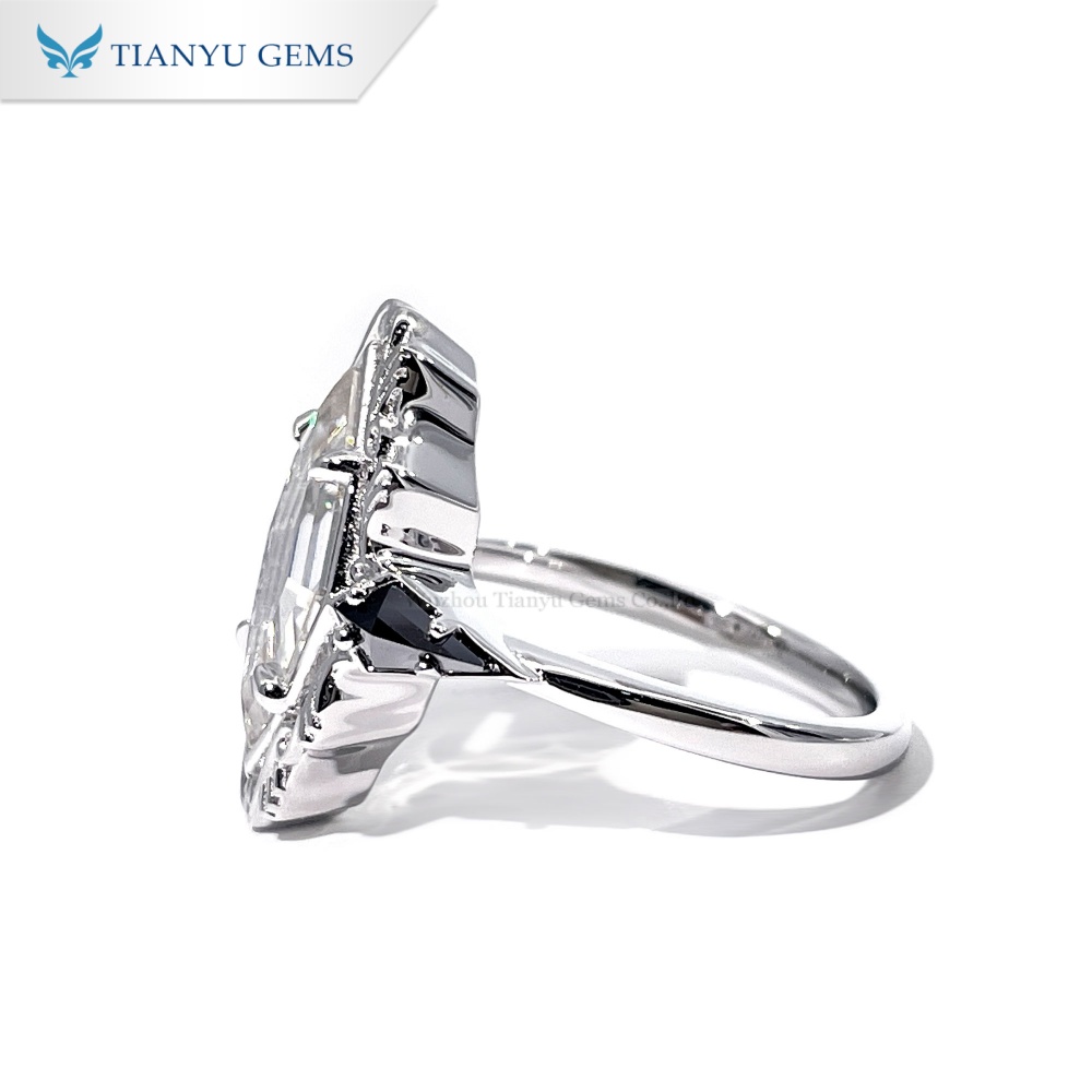 Подвеска с бриллиантом лучистой огранки, закрепленным в оправе. 9