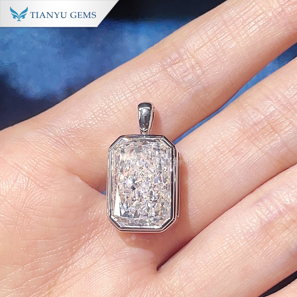 Подвеска с бриллиантом лучистой огранки, закрепленным в оправе. 7