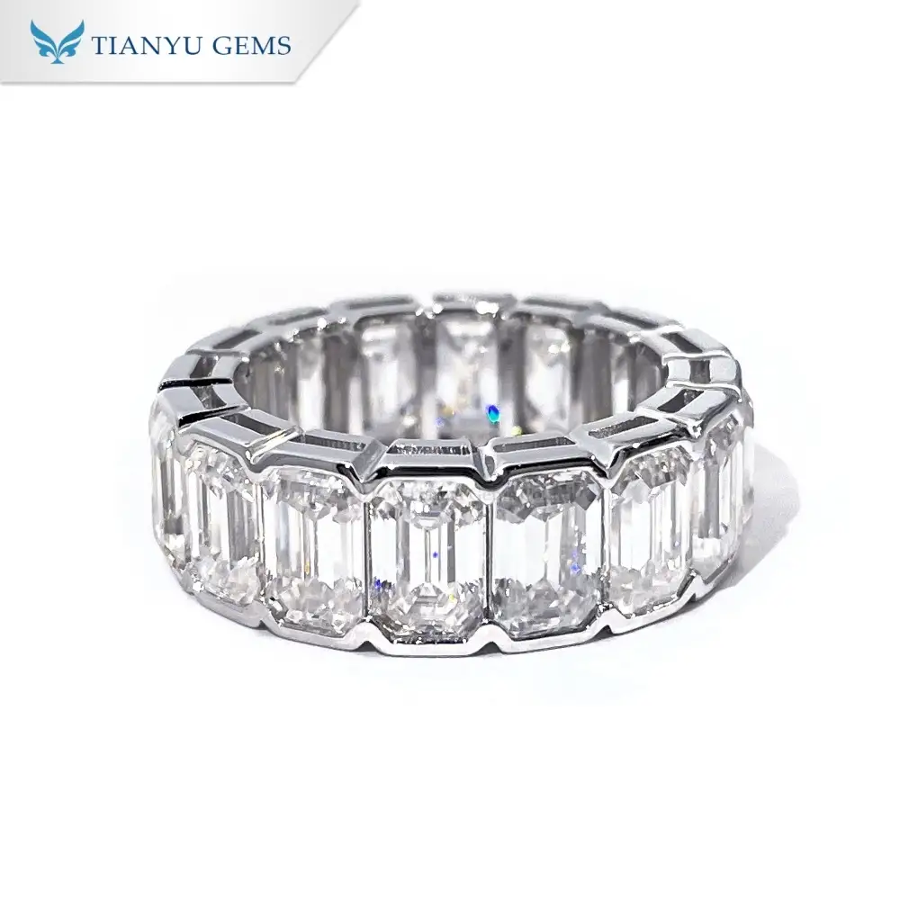 خاتم من الذهب الأبيض عيار 18 قيراطًا مرصع بحجر مويسانيت بقطع الزمرد | خاتم كامل مرصع بحجر عديم اللون 1