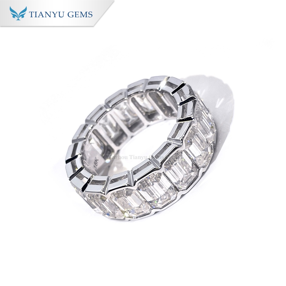 خاتم من الذهب الأبيض عيار 18 قيراطًا مرصع بحجر مويسانيت بقطع الزمرد | خاتم كامل مرصع بحجر عديم اللون 9