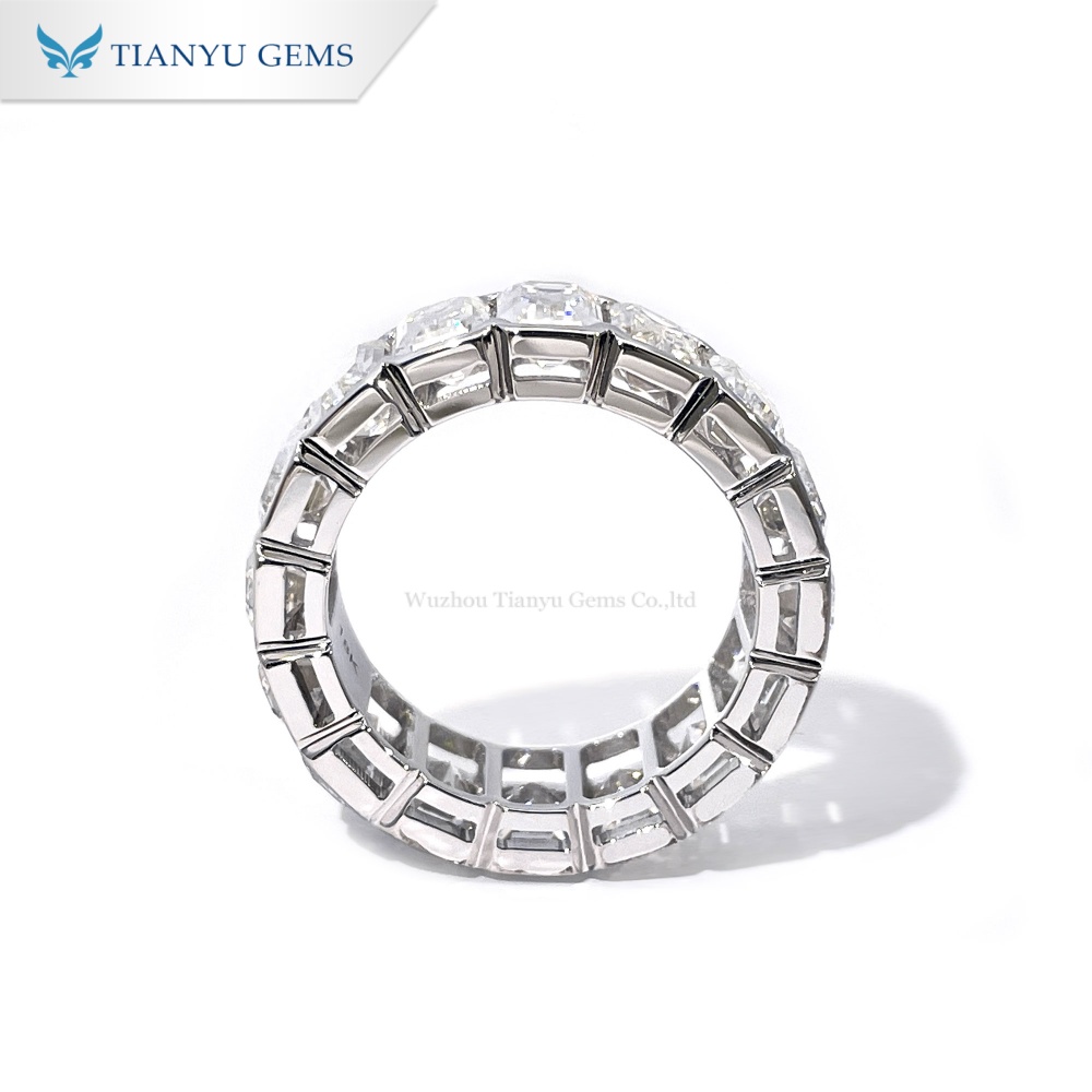 خاتم من الذهب الأبيض عيار 18 قيراطًا مرصع بحجر مويسانيت بقطع الزمرد | خاتم كامل مرصع بحجر عديم اللون 6