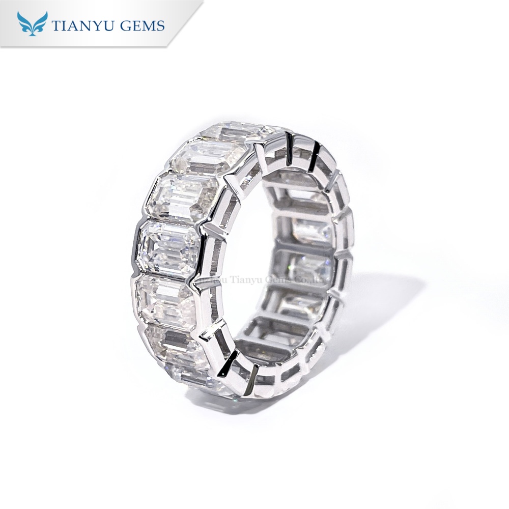 خاتم من الذهب الأبيض عيار 18 قيراطًا مرصع بحجر مويسانيت بقطع الزمرد | خاتم كامل مرصع بحجر عديم اللون 5