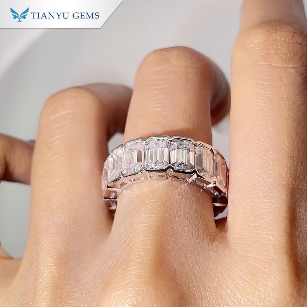 خاتم من الذهب الأبيض عيار 18 قيراطًا مرصع بحجر مويسانيت بقطع الزمرد | خاتم كامل مرصع بحجر عديم اللون 7