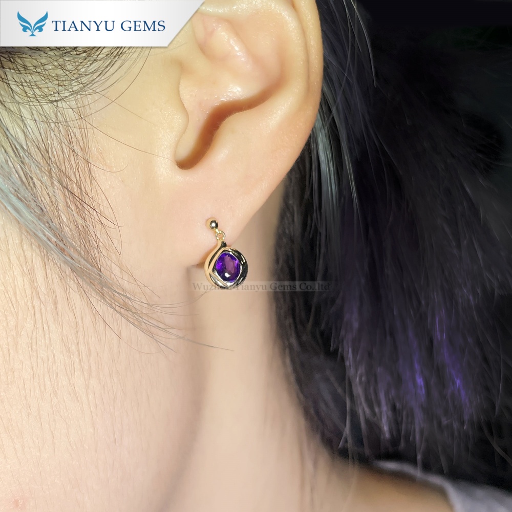 Boucles d'oreilles pendantes en or jaune 10 carats et saphir Ladenvert | Paillettes ovales violet royal 4 x 5 mm | Design sculptural en spirale 7