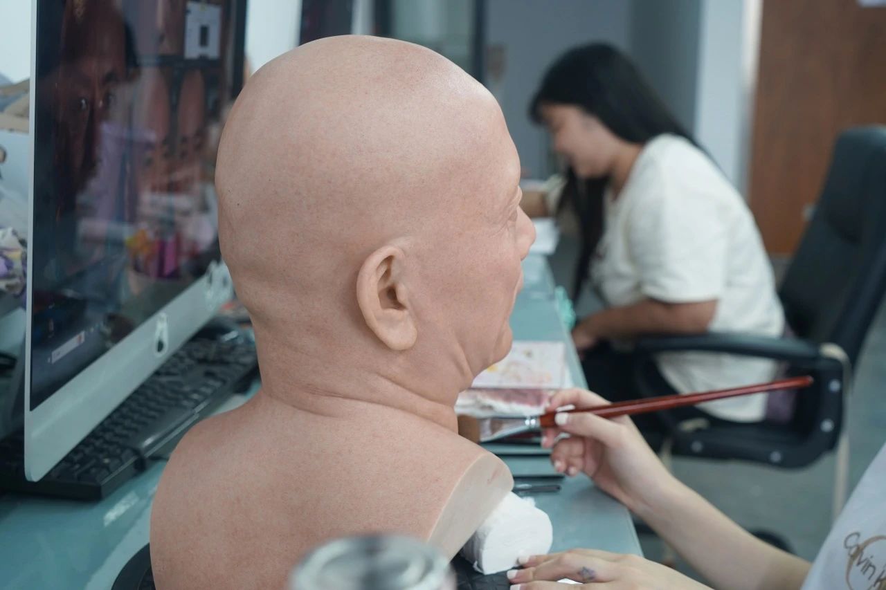 Can wax figures move by themselves? Contemporary Nu Wa joins forces with a raw artist to welcome the “new life”. 13