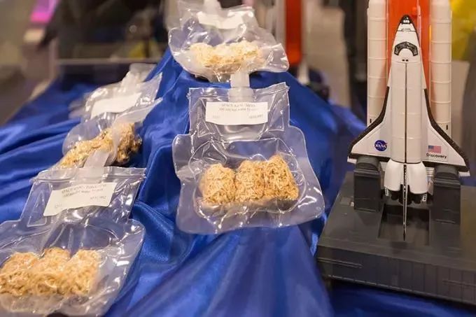 Surprise! The secret to a 97-year-old's longevity is a bowl of instant noodles every day? | DXDF，Grand Orient Wax Figure 7