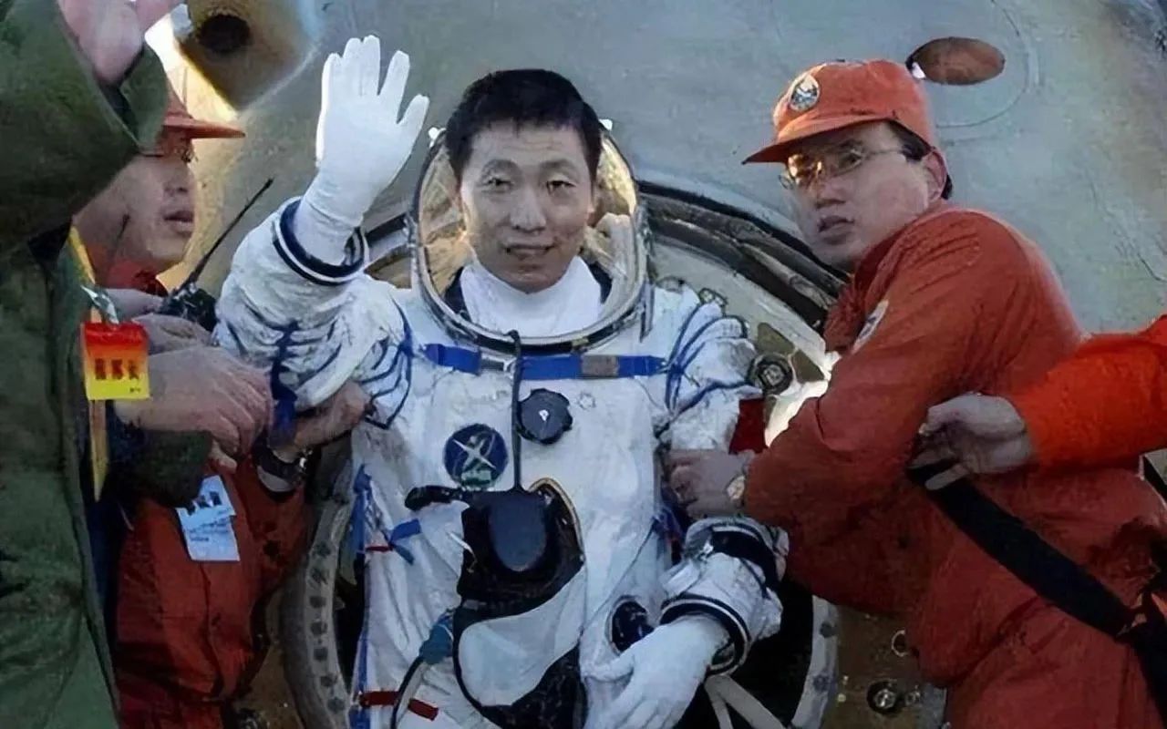 Why didn’t Yang Liwei go into space again? | DXDF,Grand Orient Wax Figure 6