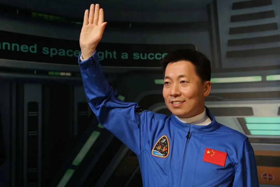 Why didn’t Yang Liwei go into space again? | DXDF,Grand Orient Wax Figure 22