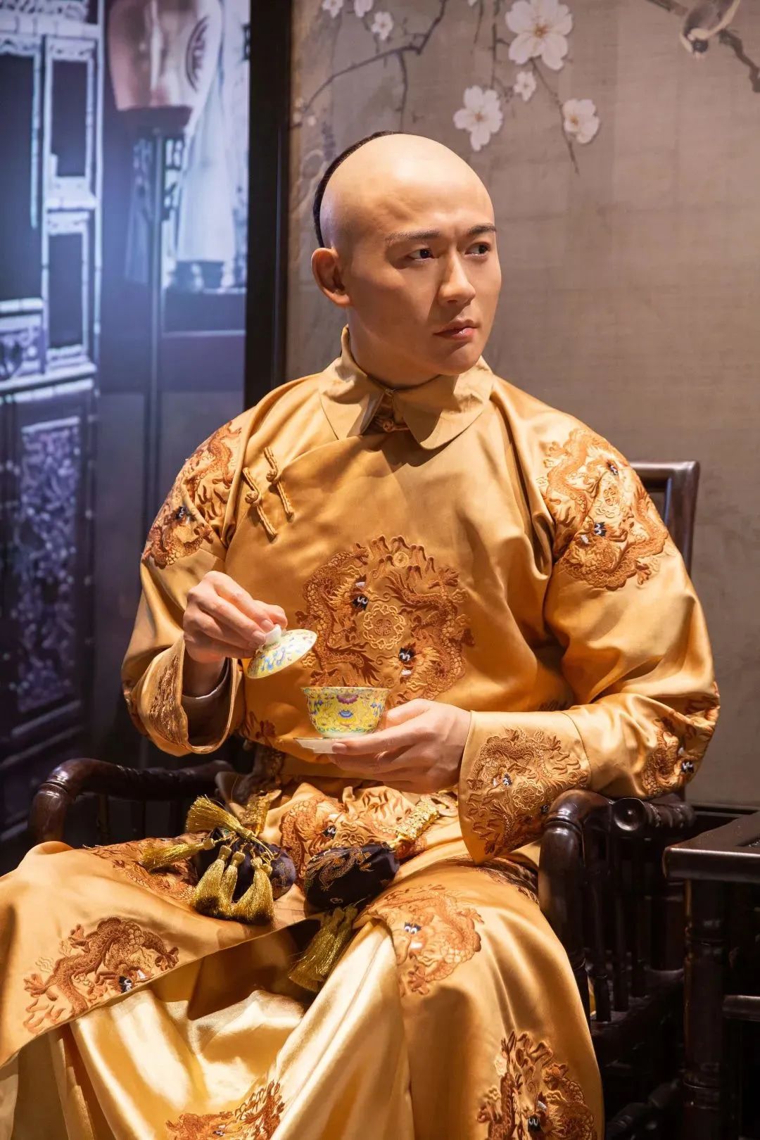 The overbearing Emperor Qianlong has surprisingly turned into a cowardly director!| DXDF,Grand Orient Wax Figure 3