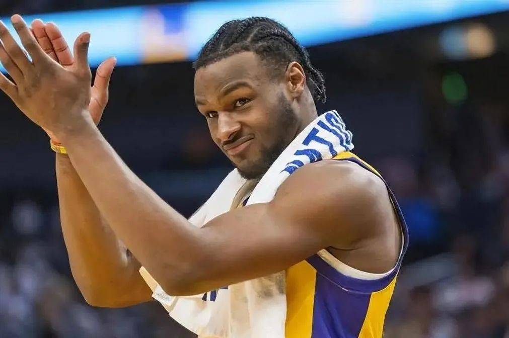 It turns out that LeBron James' hair was actually curled using toothpicks? | DXDF,Grand Orient Wax Figure 1