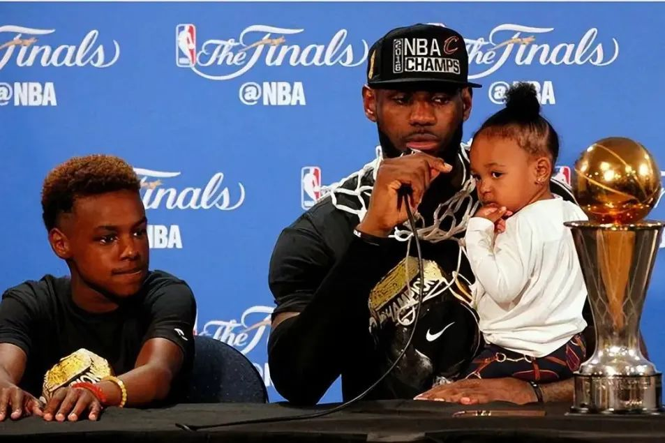It turns out that LeBron James' hair was actually curled using toothpicks? | DXDF,Grand Orient Wax Figure 6