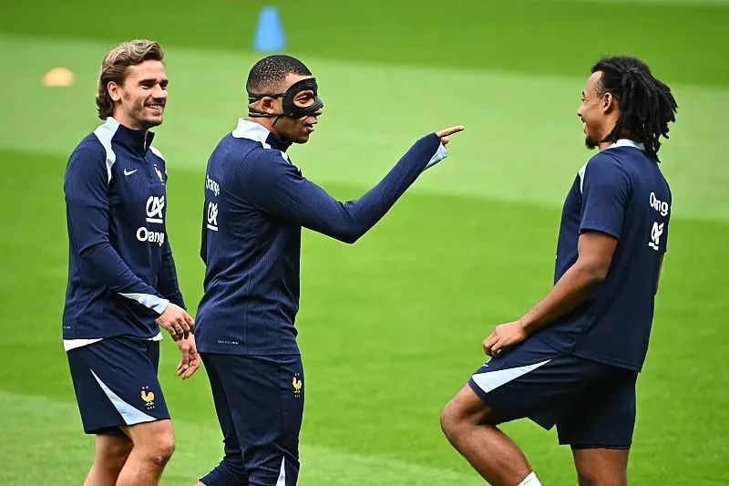 Mbappe's accidental injury turns French supercar into a Teenage Mutant Ninja Turtle? | DXDF,Grand Orient Wax Figure 7