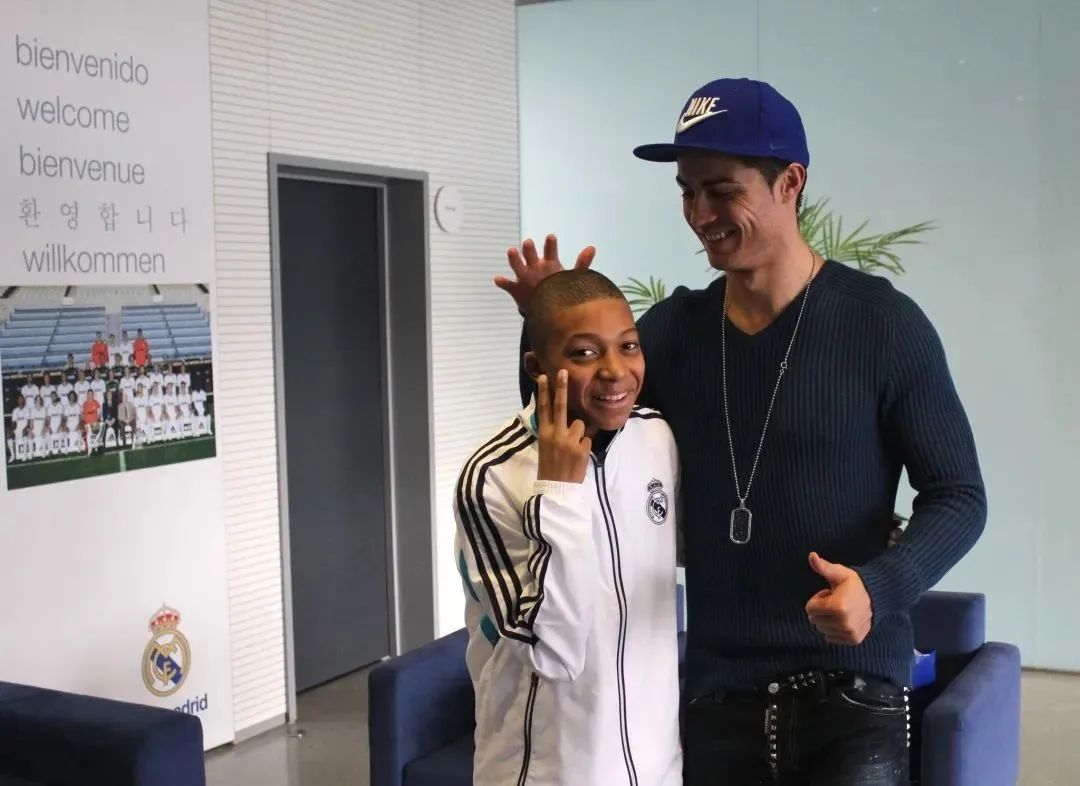 Mbappe's accidental injury turns French supercar into a Teenage Mutant Ninja Turtle? | DXDF,Grand Orient Wax Figure 15