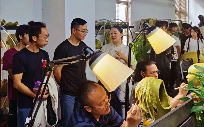 Teachers and students of Guangzhou Academy of Fine Arts walked into the Grand Orient wax figure production site 1