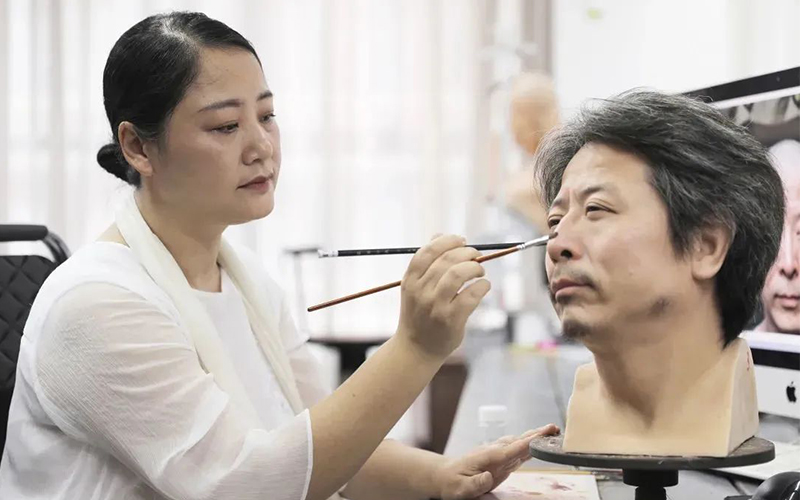 Teachers and students of Guangzhou Academy of Fine Arts walked into the Grand Orient wax figure production site 4