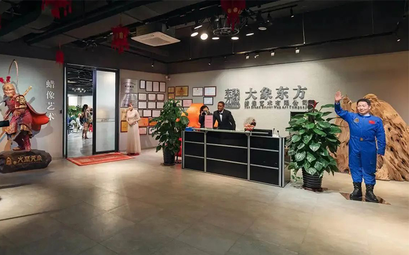 Teachers and students of Guangzhou Academy of Fine Arts walked into the Grand Orient wax figure production site 13