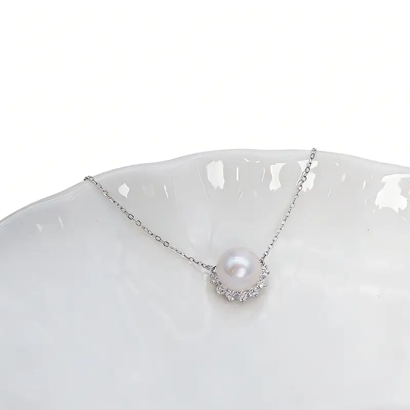 Collar con perlas naturales de agua dulce e incrustaciones de circonitas y cadena de plata de ley 925. 1