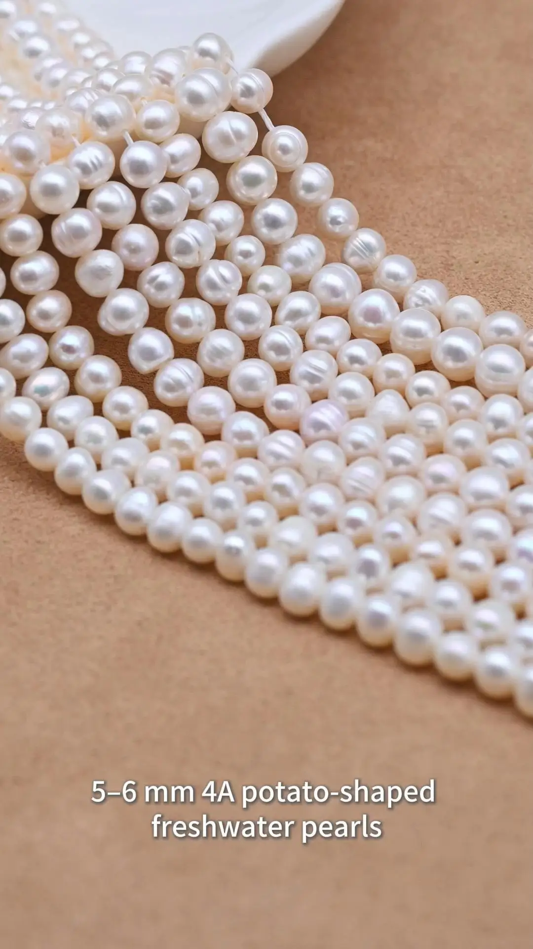 Hilo de perlas naturales de agua dulce blancas de 5-6 mm con forma de patata (3A) para la fabricación de joyas. 1