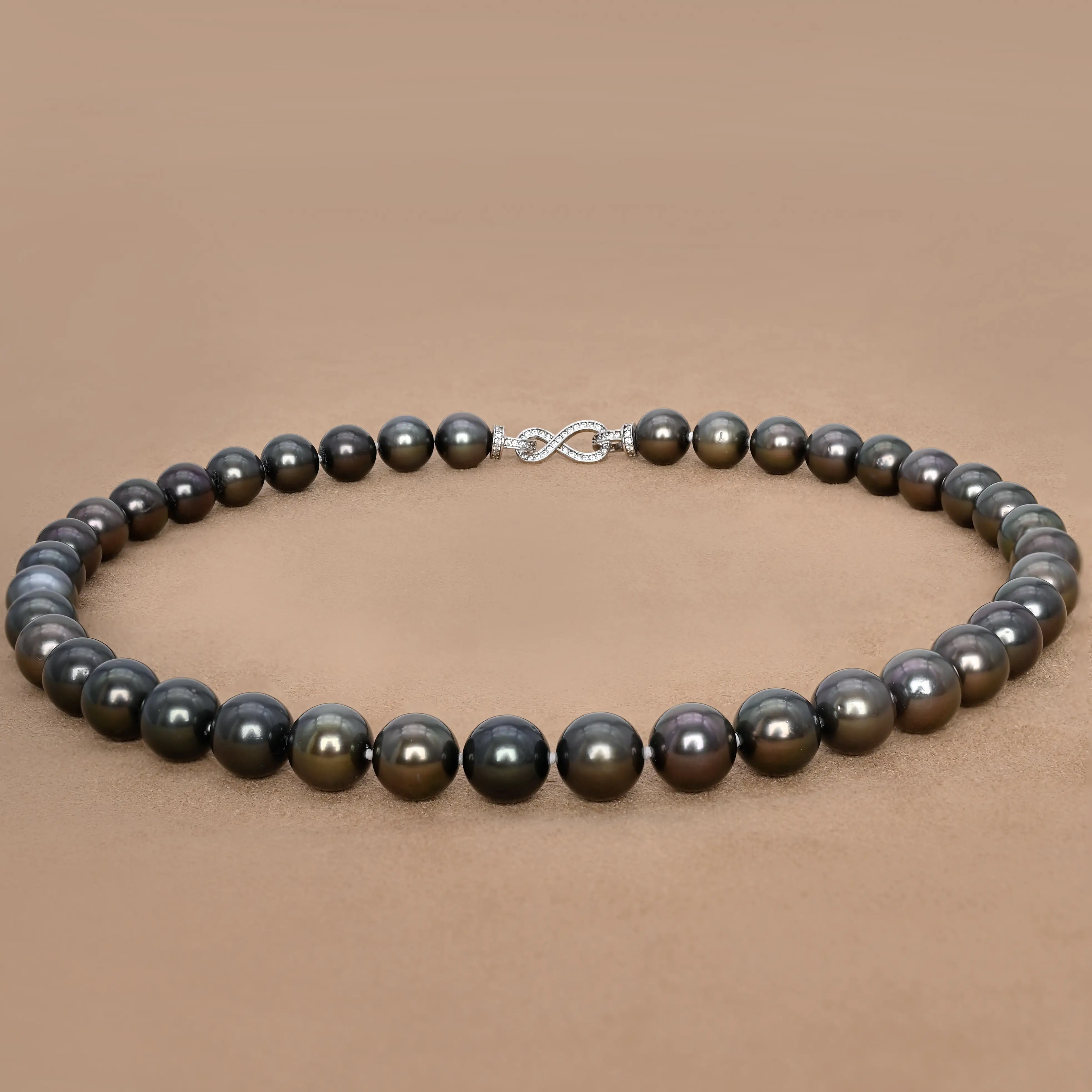 Collar de perlas negras de agua de mar tahitianas de 10-11 mm, casi redondas, con cierre de diamantes y alto brillo, en plata S925. 1