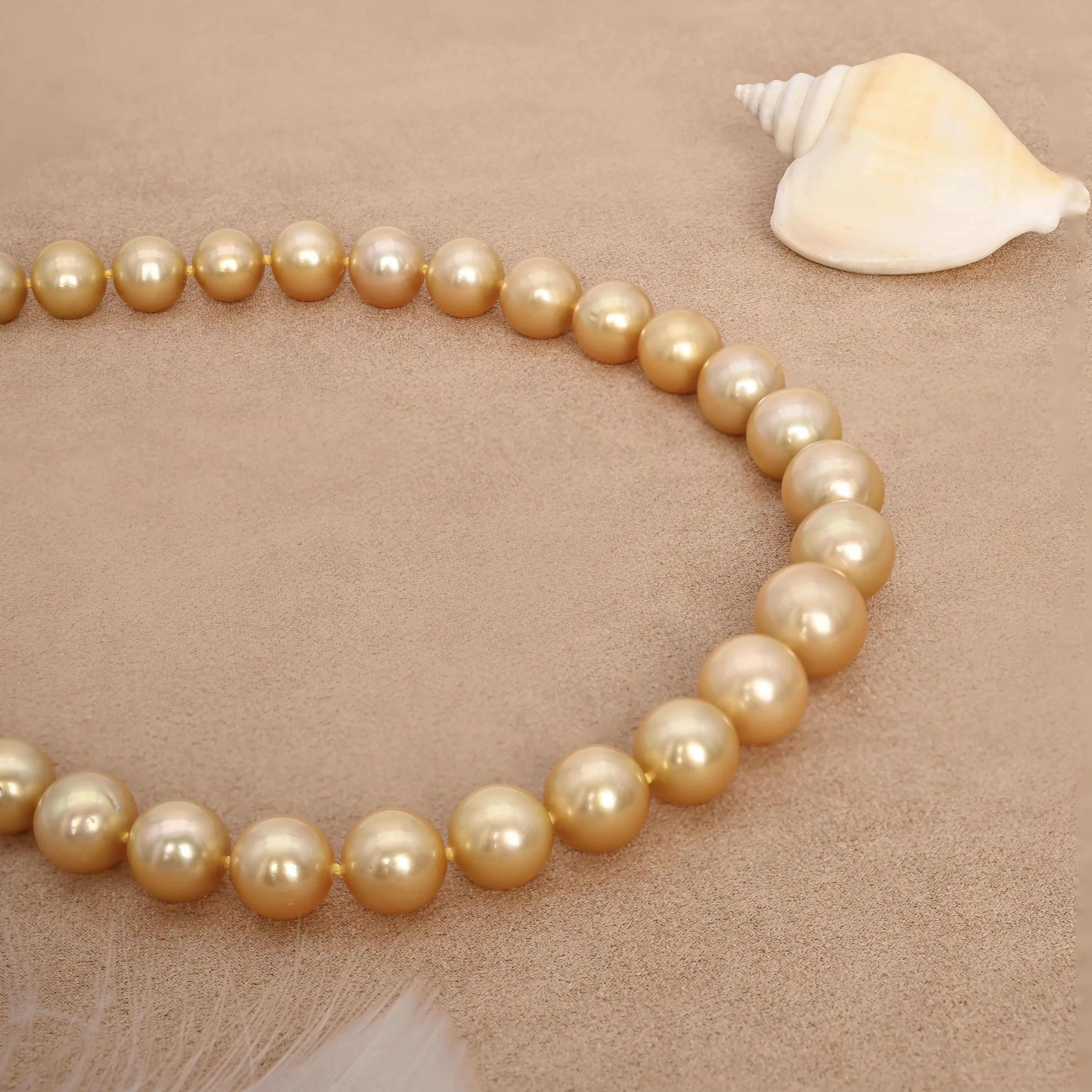Колье из золотистых жемчужин Южных морей диаметром 11-14 мм, застежка из цельного золота 18 карат, высокий блеск. 1