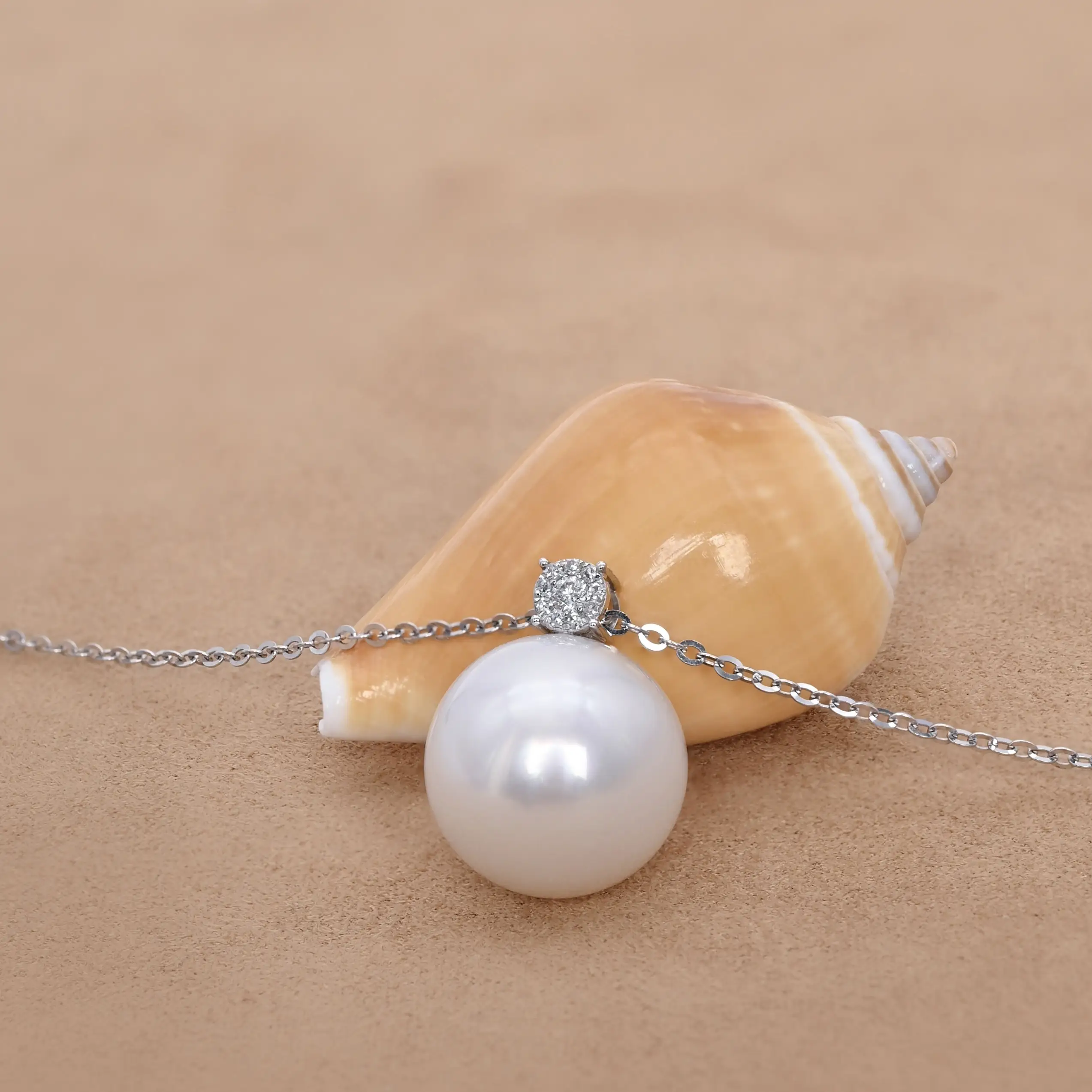 Подвеска из 18-каратного золота с белым жемчугом Южных морей и бриллиантами, круглый, 15-16 мм. 1