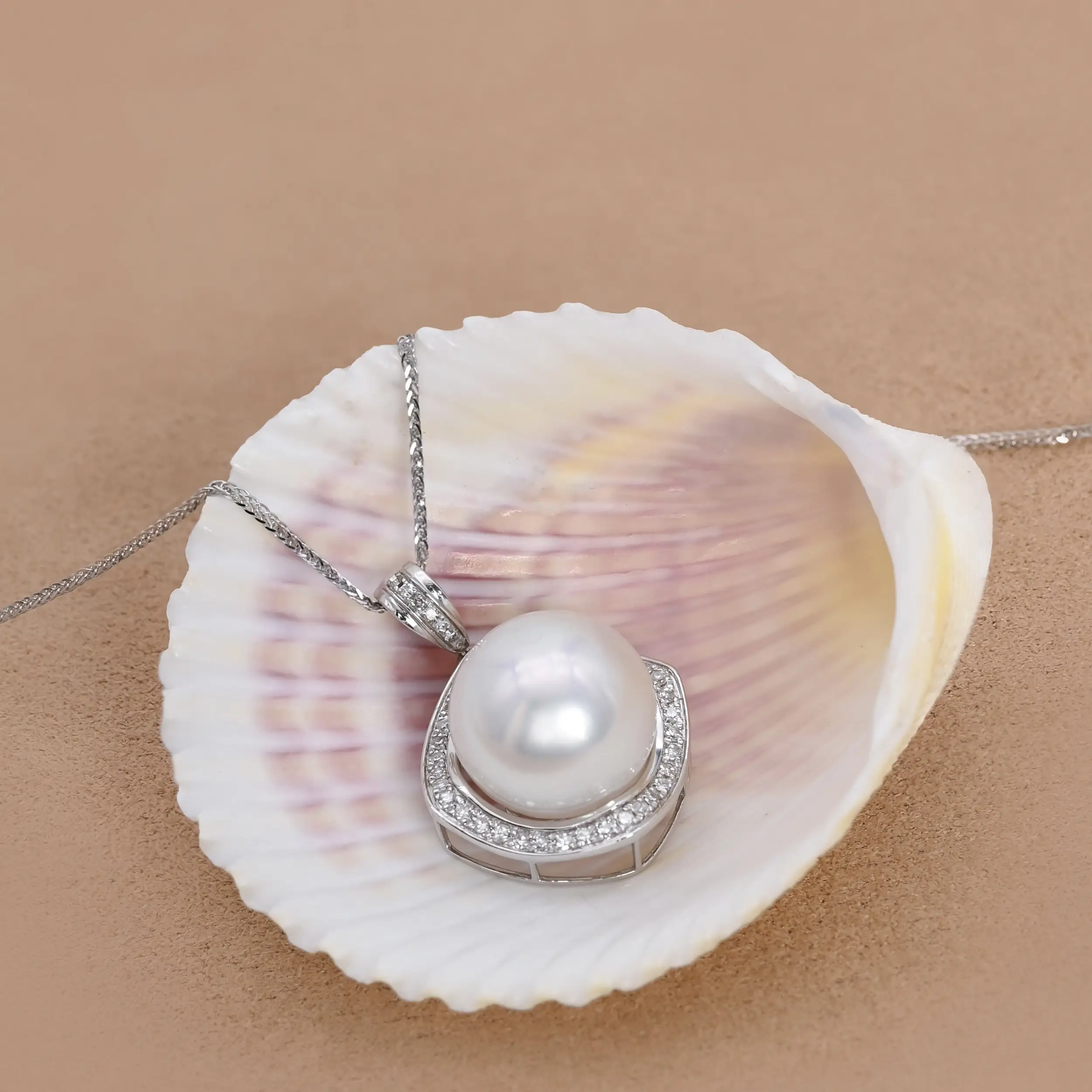 Подвеска-колье из 18-каратного золота с белым жемчугом Южных морей и бриллиантами, круглый жемчуг 12-13 мм. 1