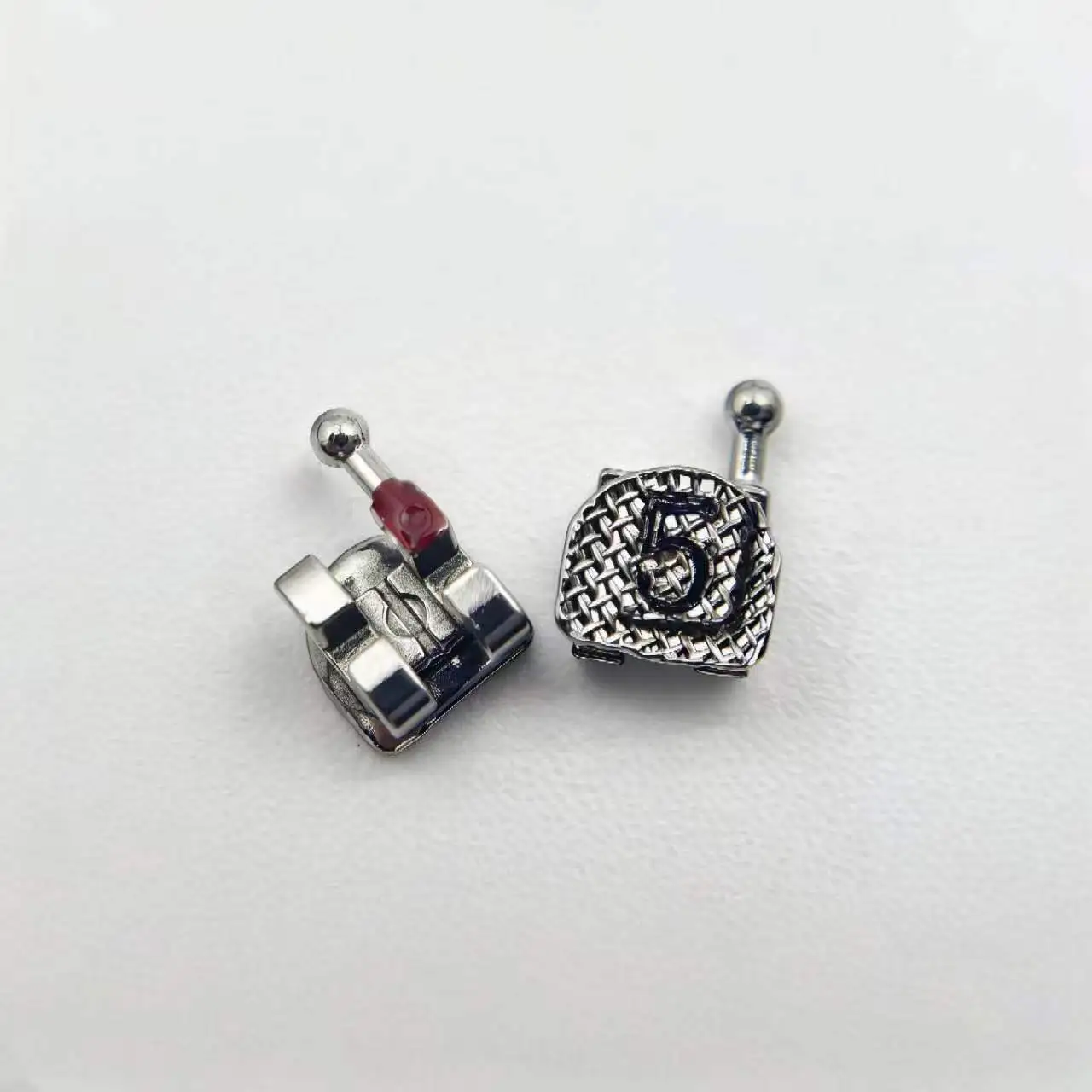 Braquetes metálicos MIM com marcação a laser, incorporando marcações gravadas a laser para as posições dos dentes. 1