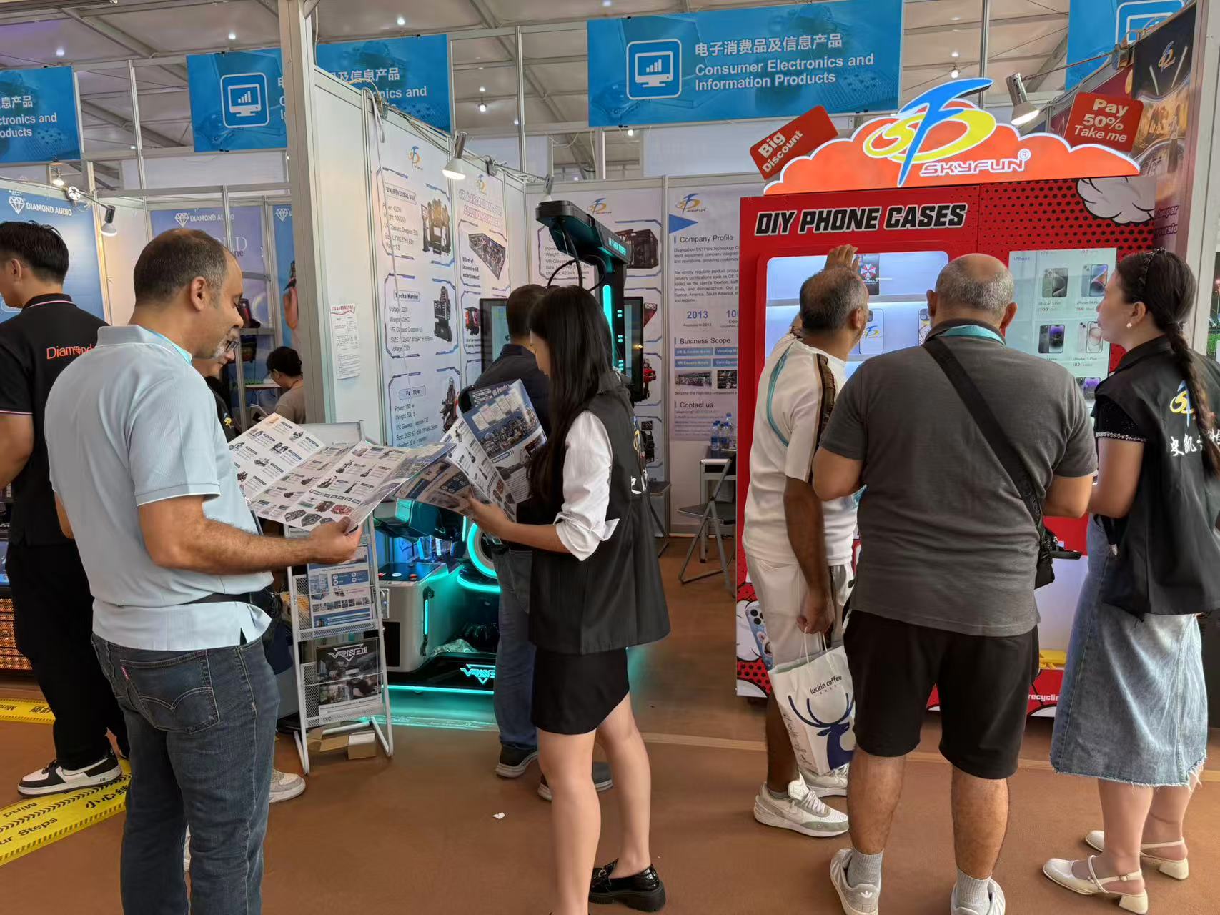 🌟 Skyfun Showcases Innovative VR Machines at Canton Fair 2025 🌟 1