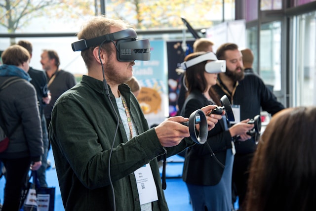 Recent Progress in the VR Entertainment Industry: Technological Advancements and Experience Revolution 1