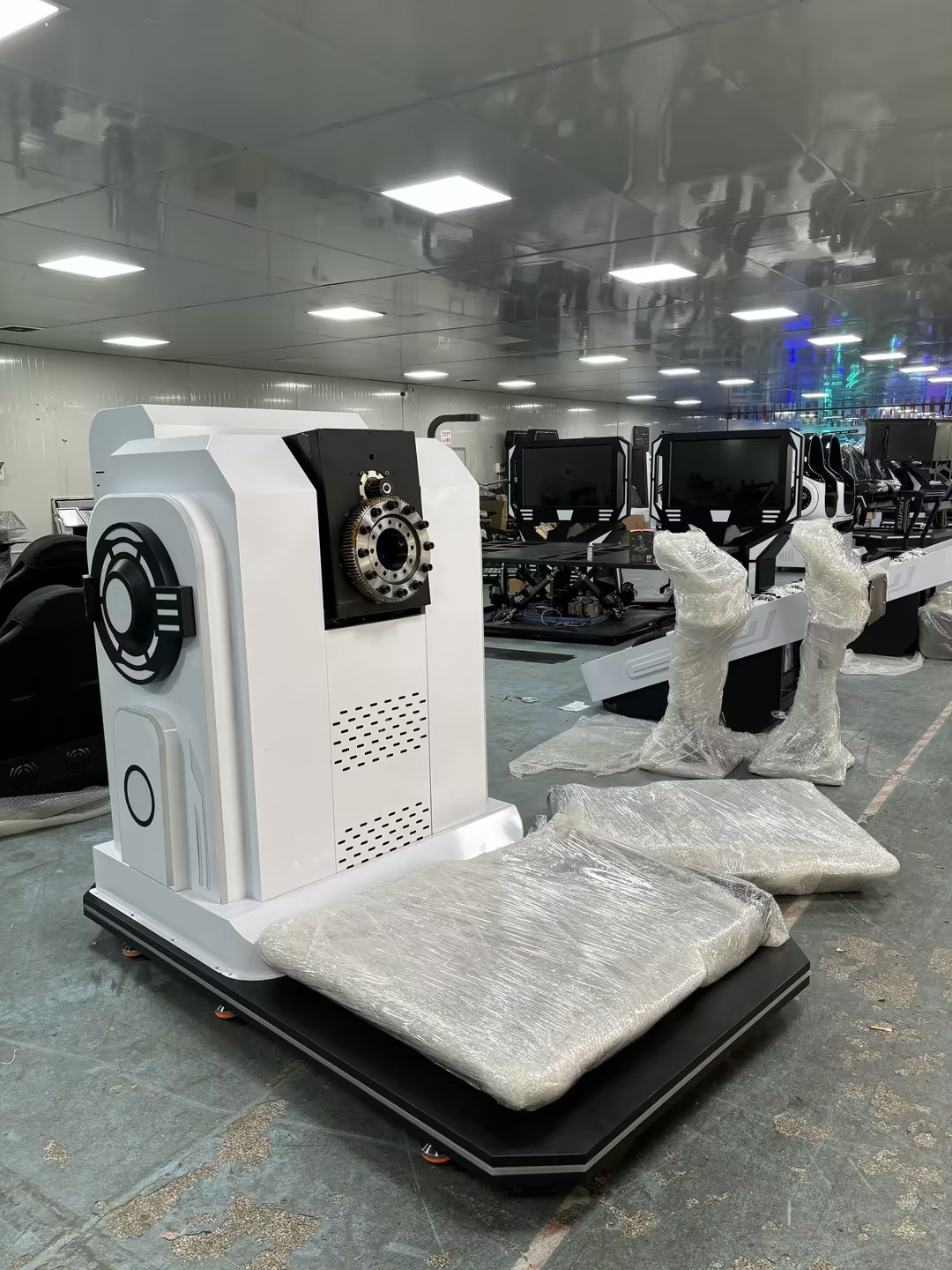 SKYFUN Customers experience 9D VR Simulator equioment 2